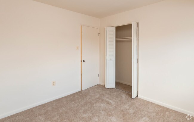 2BR, 1.5BA - 844 SF - Woodsdale Apartments