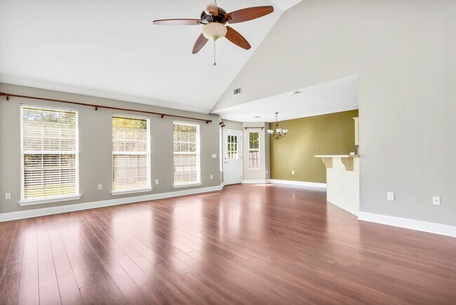 Building Photo - 3 Bed/2 Bath Home within Walking Distance ...