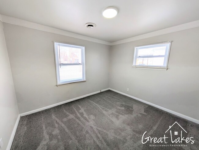 Building Photo - Cozy 2 Bedroom 1 Bathroom now available fo...