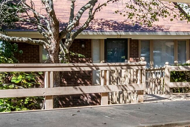 Building Photo - 17 Britten Cir