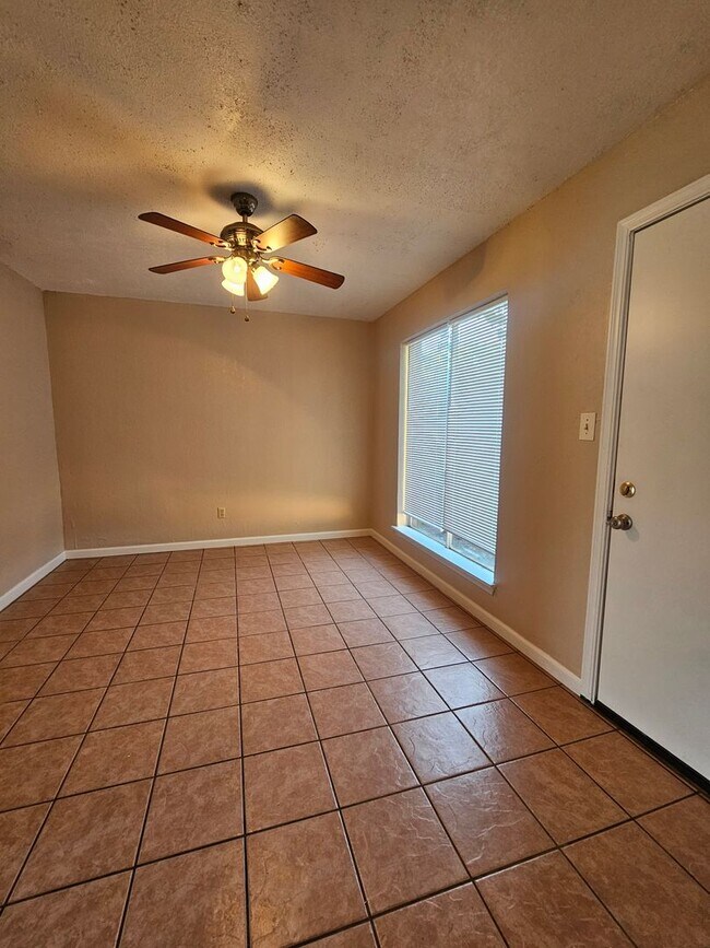 Foto del edificio - (3) Bed/(1.5) Bath Townhome Avail NOW!