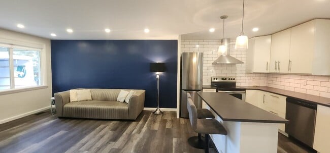 Photo du bâtiment - RENOVATED HOME IN EAST LONDON WITH HUGE FENCED YARD-DECK