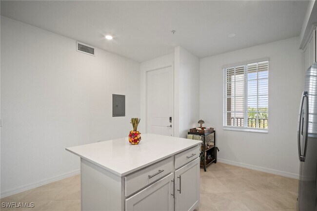 Building Photo - 15285 Grn Acrs Ave