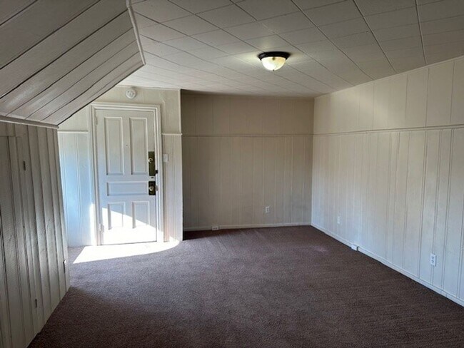 Foto del edificio - This 3rd floor, carpeted, 1 bedroom apartm...