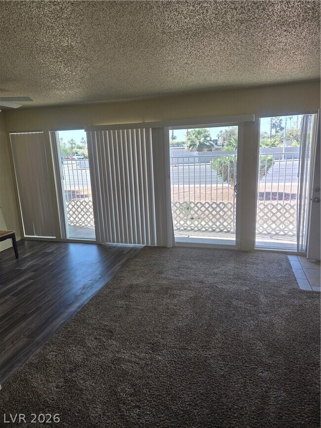 Foto del edificio - 1388 E Desert Inn Rd