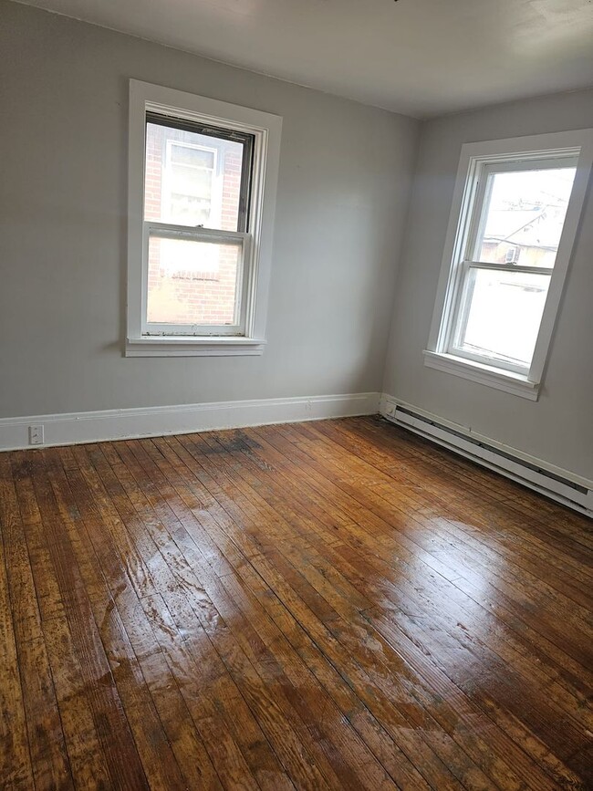 Building Photo - 2 Bedroom House available now in Harrisburg!