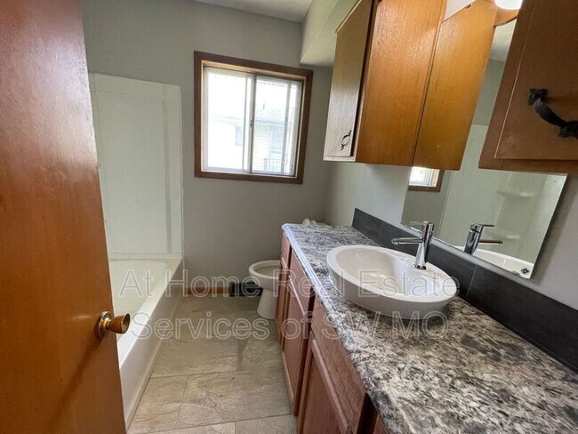 Building Photo - 854 S Link Ave