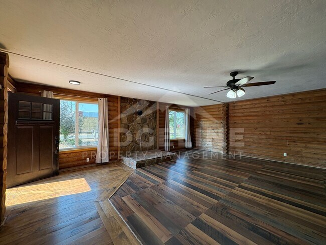 Foto del edificio - Country Living on 5 Acres | 3 Bed • 2 Bath Log Home | Shelley, ID
