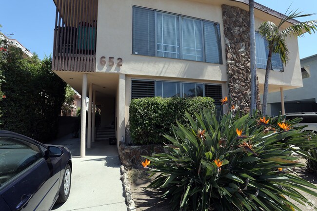 Building Photo - 652 N Hayworth Ave
