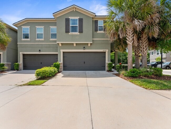 Foto del edificio - Absolutely stunning 4 BR + HUGE LOFT/3 Bathroom/2 Car Garage executive townhome