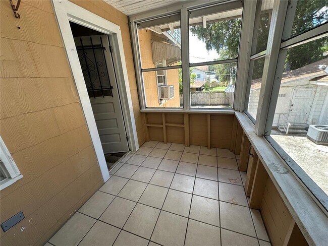 Building Photo - 722 W Central Ave