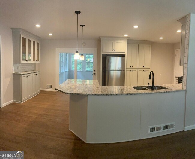 Foto del edificio - 1744 Oak Ridge Way NW