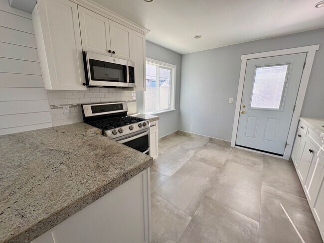 Foto del edificio - Bright and fresh Lawndale front house