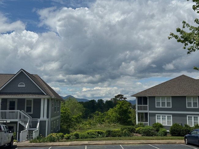 Foto del edificio - West AVL - Beautifully Updated Townhouse