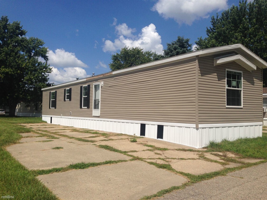 687 10th St, Plainwell, MI 49080 Condo for Rent in Plainwell, MI