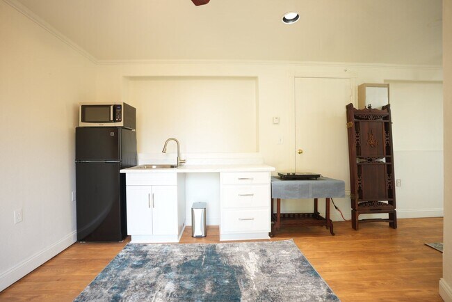 Building Photo - Charming Studio Apartment - 1/2 Off Your F...