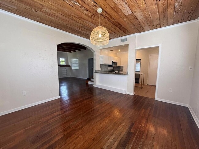 Building Photo - 359 Greenbriar Dr