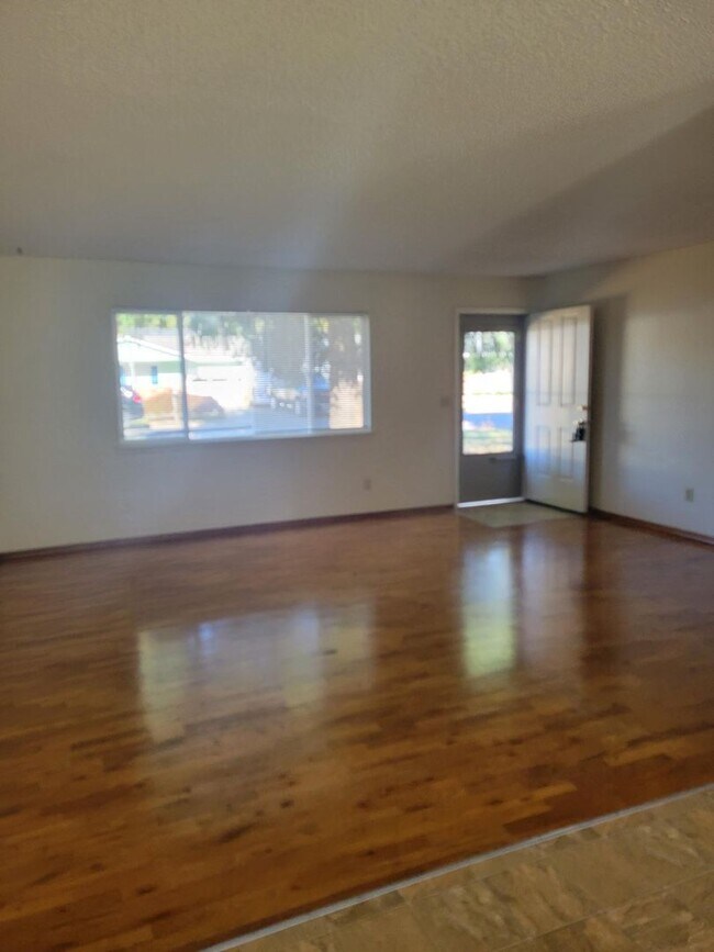 Building Photo - Don't miss this Beauty with vintgage, beau...