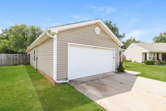 Building Photo - 5536 Bush Creek Way
