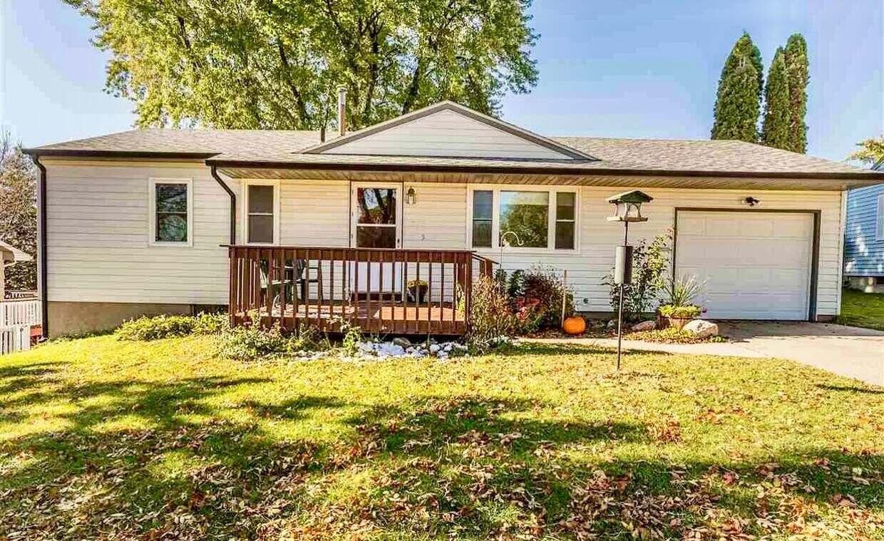 Primary Photo - Cozy 3 Bedroom on East Side of Sioux Falls