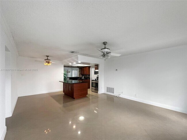 Foto del edificio - 6001 NW 71st Ave