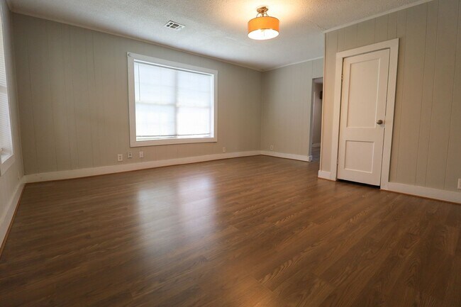 Foto del edificio - N Denver Ave  Duplex