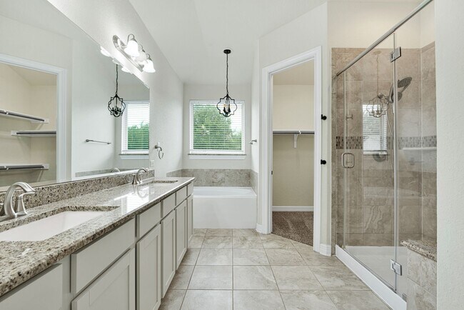 Foto del edificio - Spacious 5-Bedroom Beauty in Triana Neighborhood –  with Community Perks!