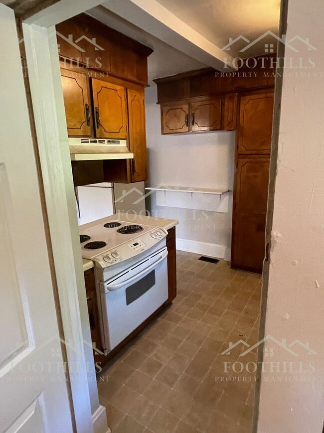 Building Photo - 2-Bed, 1-Bath with Beautiful Hardwood Floors