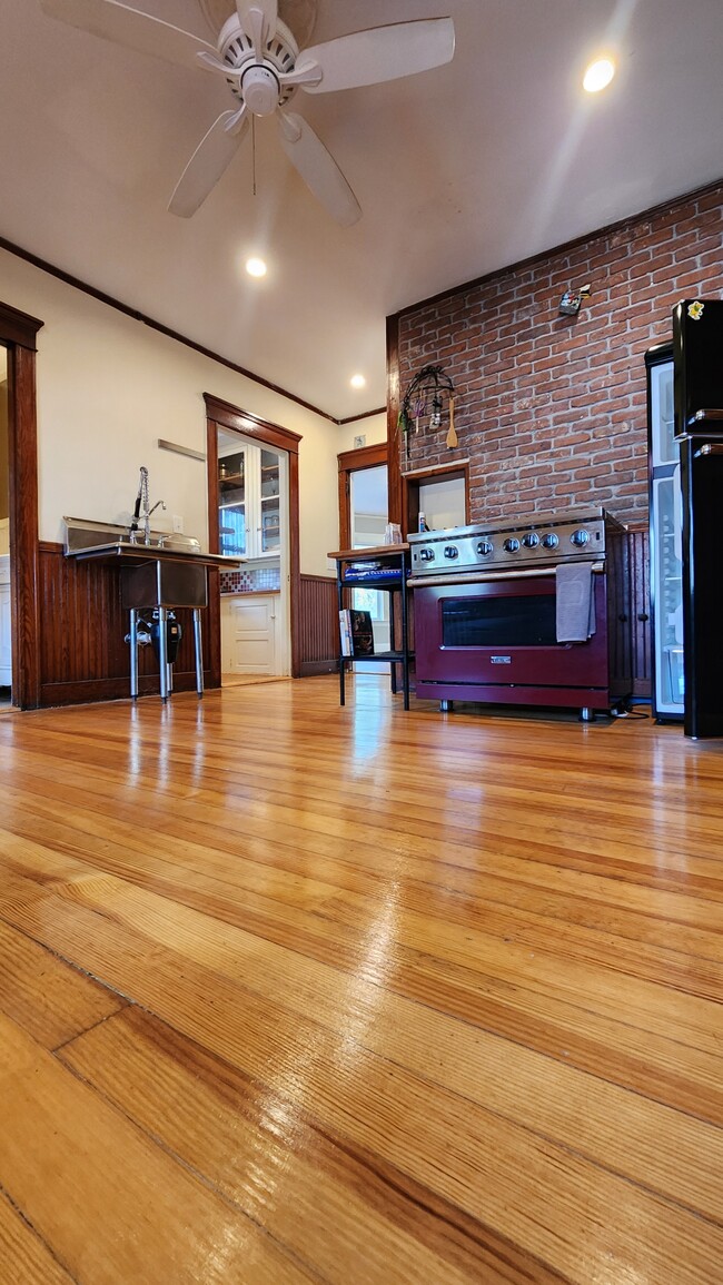 Building Photo - 108 Hillside Ave