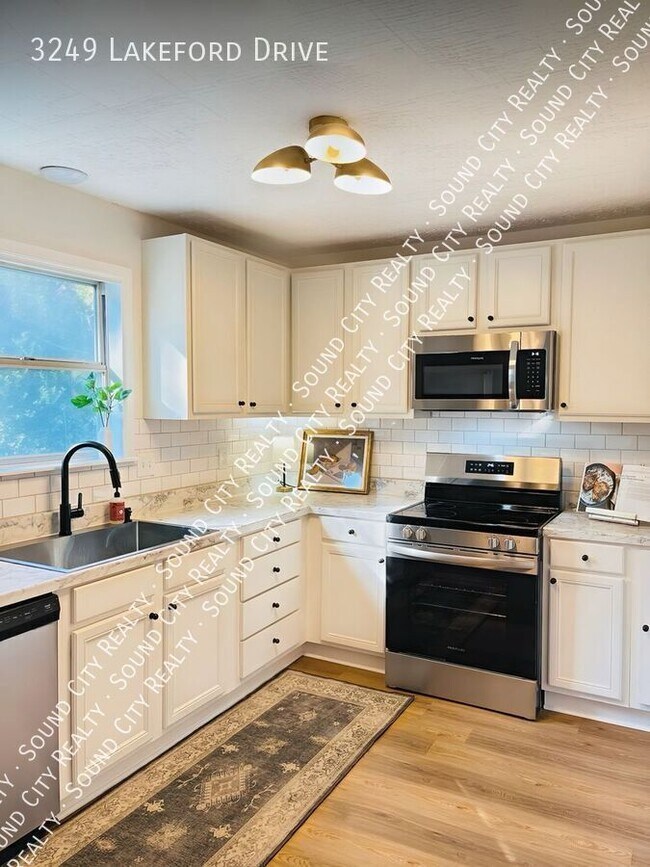 Foto del edificio - 3249 Lakeford Dr