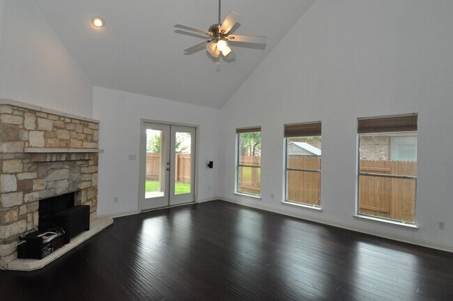 Foto del edificio - Beautiful Spacious Home FOR LEASE!