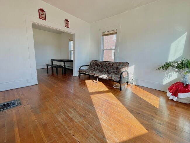 Building Photo - 112 Salem St