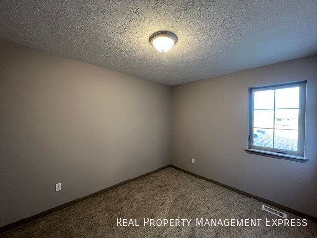 Building Photo - 3 Bed 2.5 Bath Townhome w/ Two-Stall Garag...