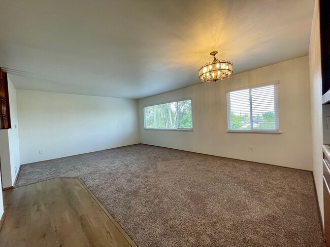 Building Photo - 4br - 3ba Two Story Home near Helix High i...