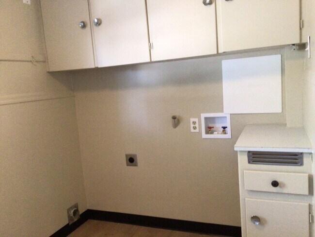 Building Photo - Lots of Living Space!