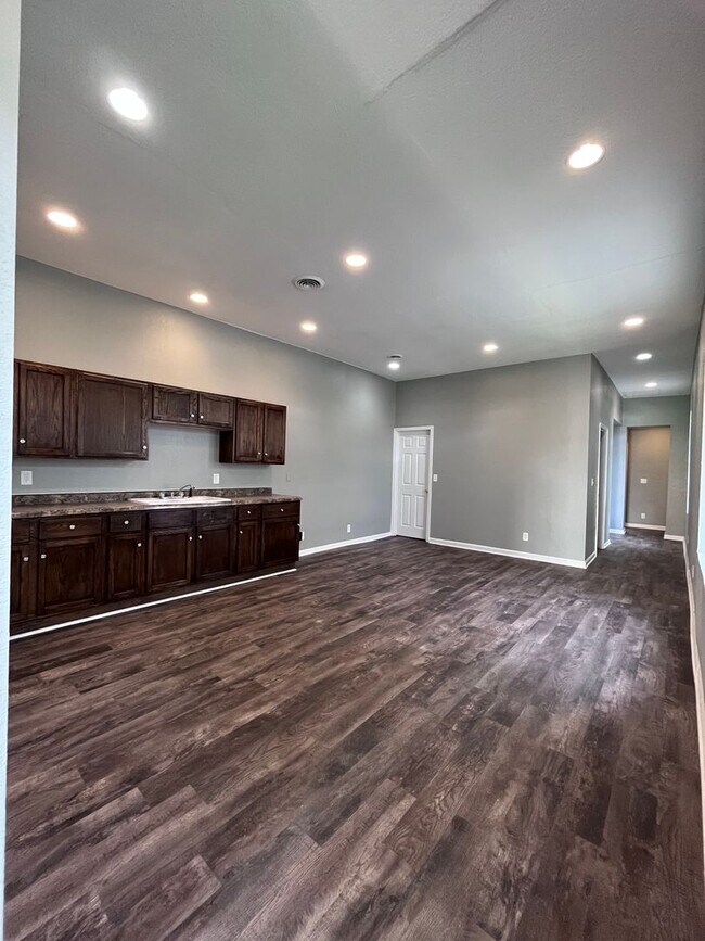 Building Photo - 1330 Buchanan Ave. Saint Joseph, Mo 64501