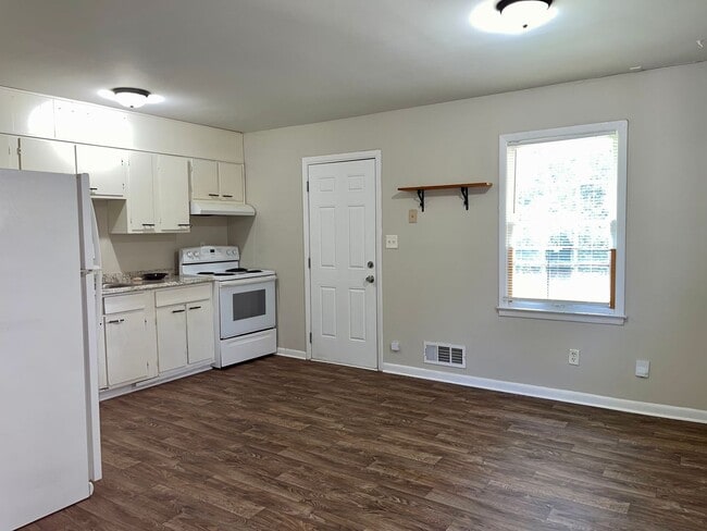 Building Photo - Amazing Deal On This 4 Bedroom/1.5 Bath Br...