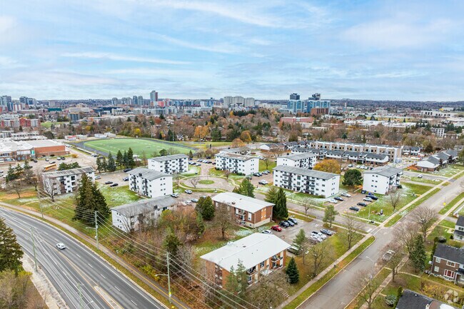 Photo du bâtiment - 75 Milford Avenue & 421-429 Barrie Place