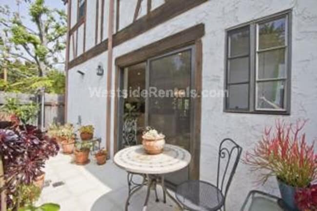Back Patio - 810 Stanford St