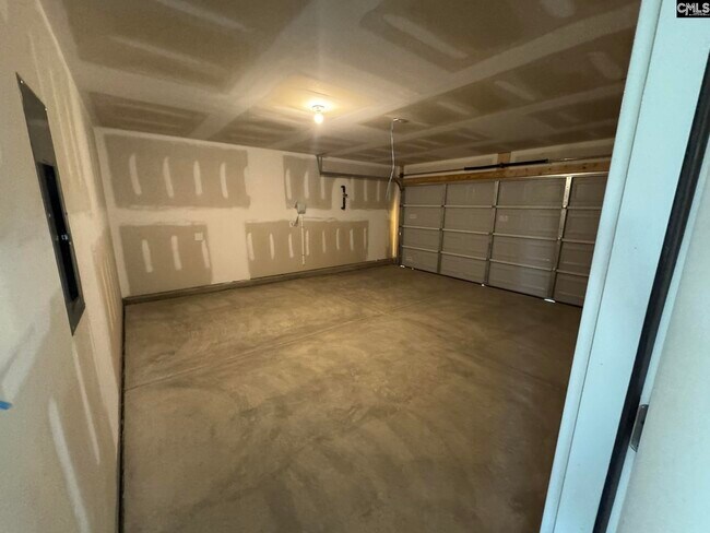 Building Photo - 3081 Hallsdale Dr
