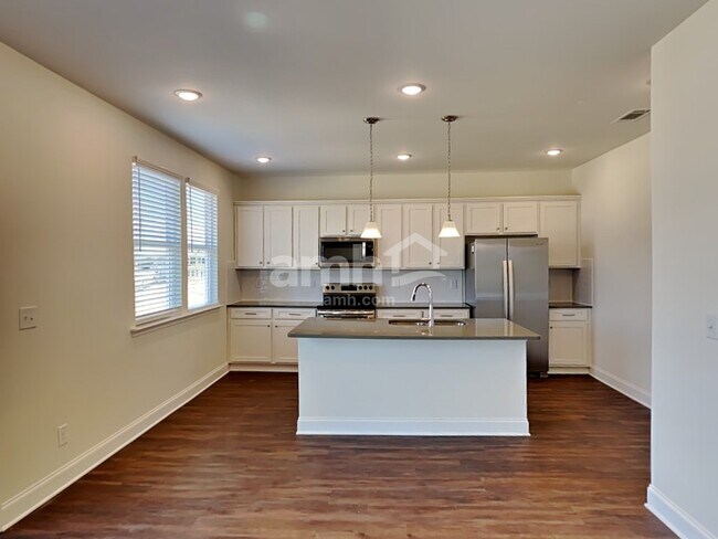 Foto del edificio - 3901 Chivalry Dr