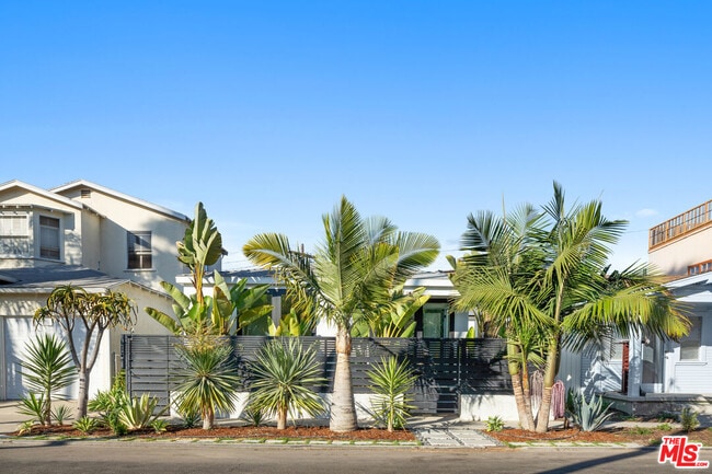Building Photo - 2340 Beach Ave