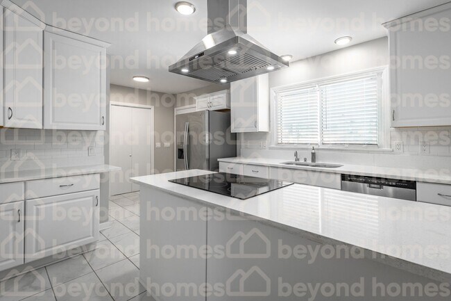 Building Photo - Recently renovated and highly desirable 3 ...