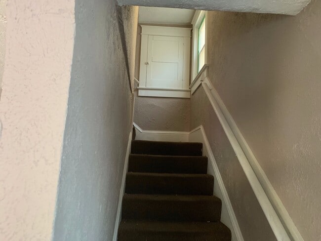 Building Photo - Single Family Home 4 Bedroom and 1.5 Bath For Rent