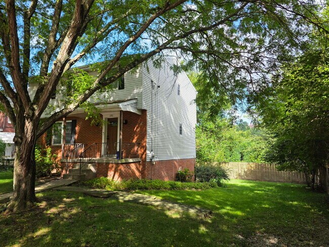 Foto del edificio - "Charming 3-Bedroom Retreat with Finished Basement & Gleaming Hardwood Floors in Pittsburgh!"