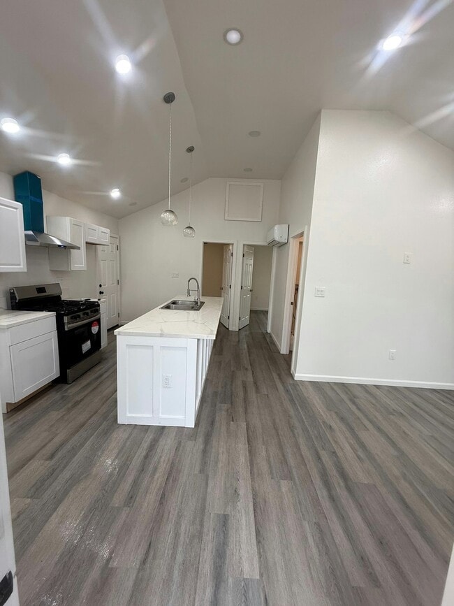 Building Photo - 4619 S Raymond Ave