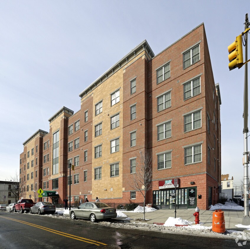 Primary Photo - 1201 Summit Ave