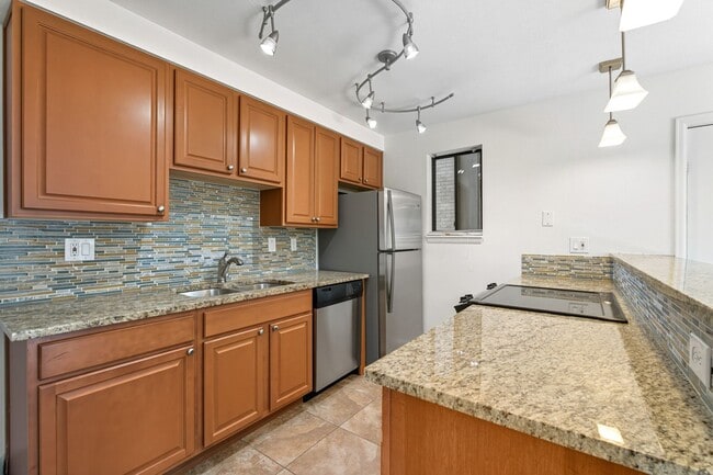 Building Photo - South Boulder 2-bedroom, 2-bath condo with...