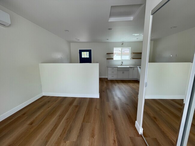 Foto del edificio - 5258 Beeman Ave