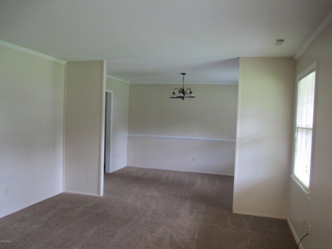 Building Photo - 523 W Springhill Terrace